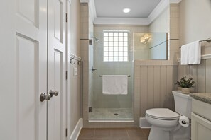 Een douche, handdoeken