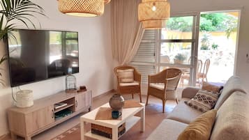 Fernseher, Tischtennisplatte, Bücher