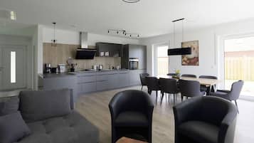 TV connectée, lecteur de DVD, baby-foot, livres