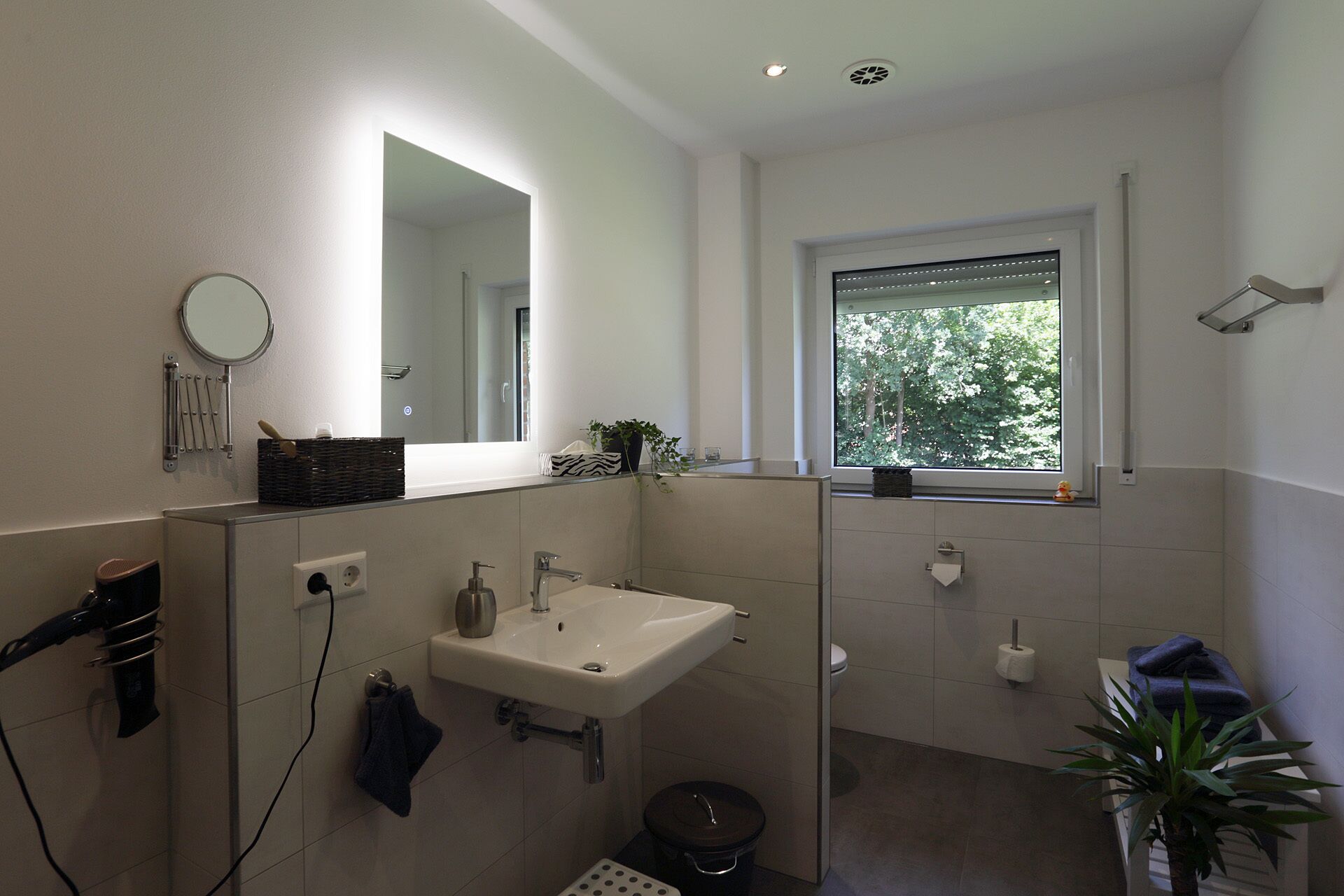 Dusche, Haartrockner, Seife, Toilettenpapier
