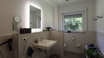 Dusche, Haartrockner, Seife, Toilettenpapier