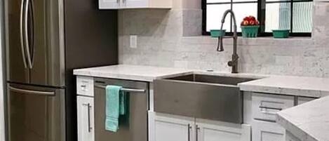 Réfrigérateur, four à micro-ondes, un four, surface de cuisson