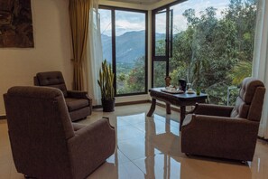 Tripla Luxury | Area soggiorno | Smart TV 32 pollici con canali via cavo, TV