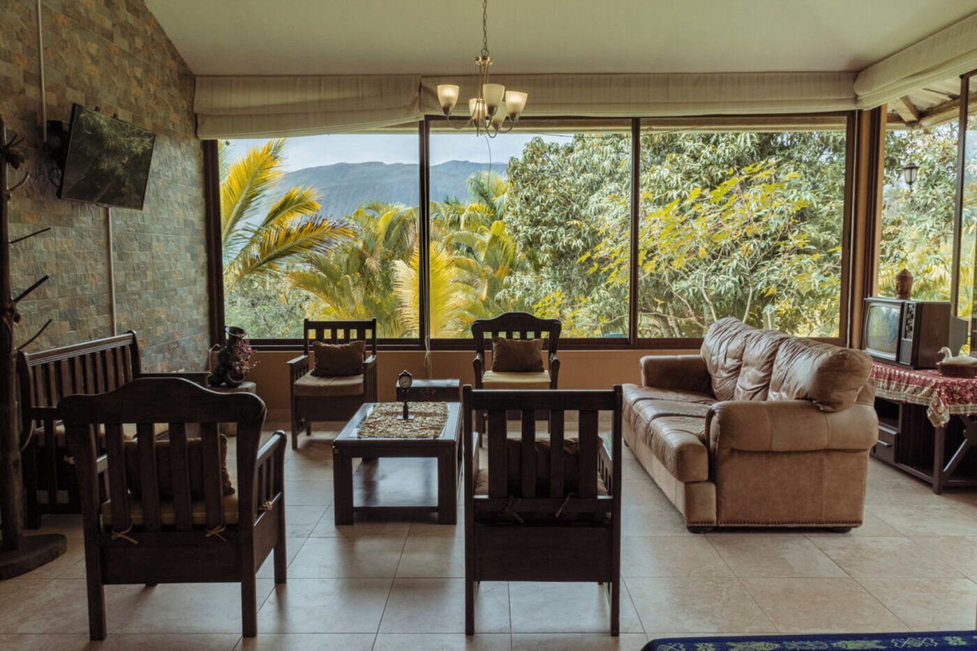 Cabane Familiale | Coin séjour | TV connectée de 32 pouces avec chaînes par câble, télévision