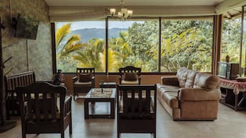 Cabane Familiale | Coin séjour | TV connectée de 32 pouces avec chaßnes par cùble, télévision