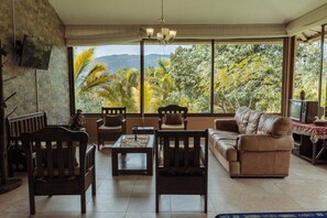 家庭小屋 | 起居区 | 32-英寸智能电视 （配备有线频道）、电视