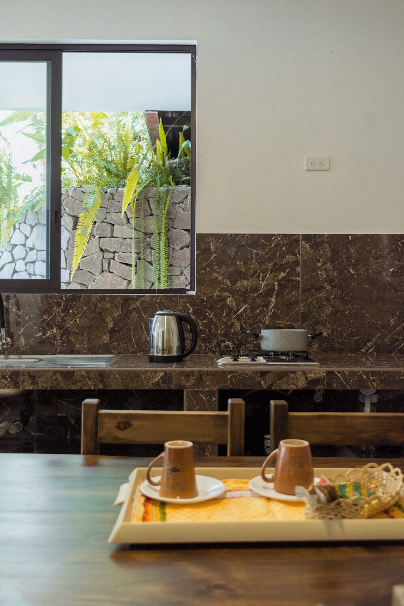 Suite Keluarga | Dapur pribadi | Ketel listrik dan kursi makan untuk bayi