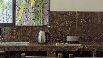 Suite Keluarga | Dapur pribadi | Ketel listrik dan kursi makan untuk bayi