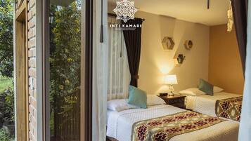 Minibar, decoración personalizada y tabla de planchar con plancha