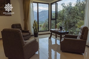 Kamar Double Superior | Area keluarga | Smart TV 32-inci dengan saluran TV kabel dan TV