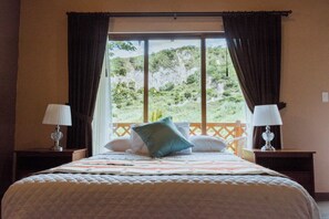 Phòng đôi Cao cấp | Chăn bông, minibar, trang trí khác biệt, bàn ủi/dụng cụ ủi quần áo 