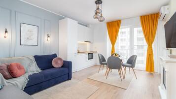 Smart-TV, Kamin, Bücher