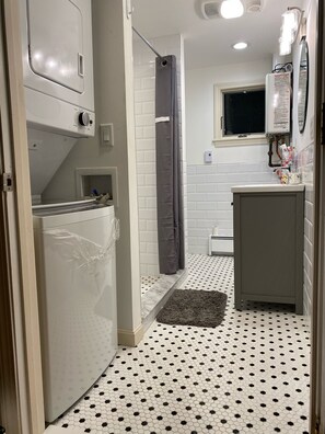 Dusche, Haartrockner, Handtücher, Seife