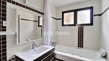 Baignoire à jets, sèche-cheveux, serviettes fournies, papier toilette