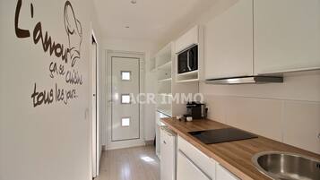 Réfrigérateur, micro-ondes, plaque de cuisson, cafetière/bouilloire