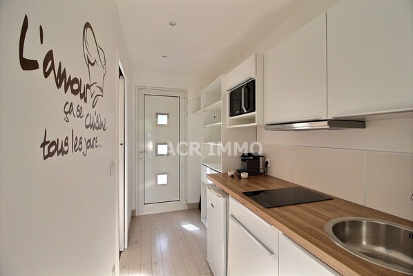 Fridge, microwave, stovetop, coffee/tea maker