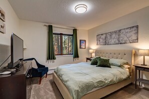 2 chambres, bureau, fer et planche à repasser, lit de bébé portatif