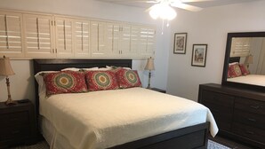 A bedroom with a bed, nightstands, a dresser, a ceiling fan, and a window with blinds. - Casa de La Cruz - 3BR 3BA -w/ Plasma Air Technology 2,200sf Sleeps 10  (El Paso)