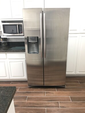 Fridge, microwave, oven, stovetop - Casa de La Cruz - 3BR 3BA -w/ Plasma Air Technology 2,200sf Sleeps 10 (El Paso)