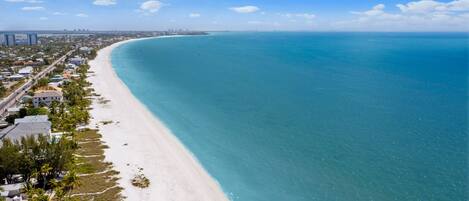 Playa en los alrededores, camastros y toallas de playa