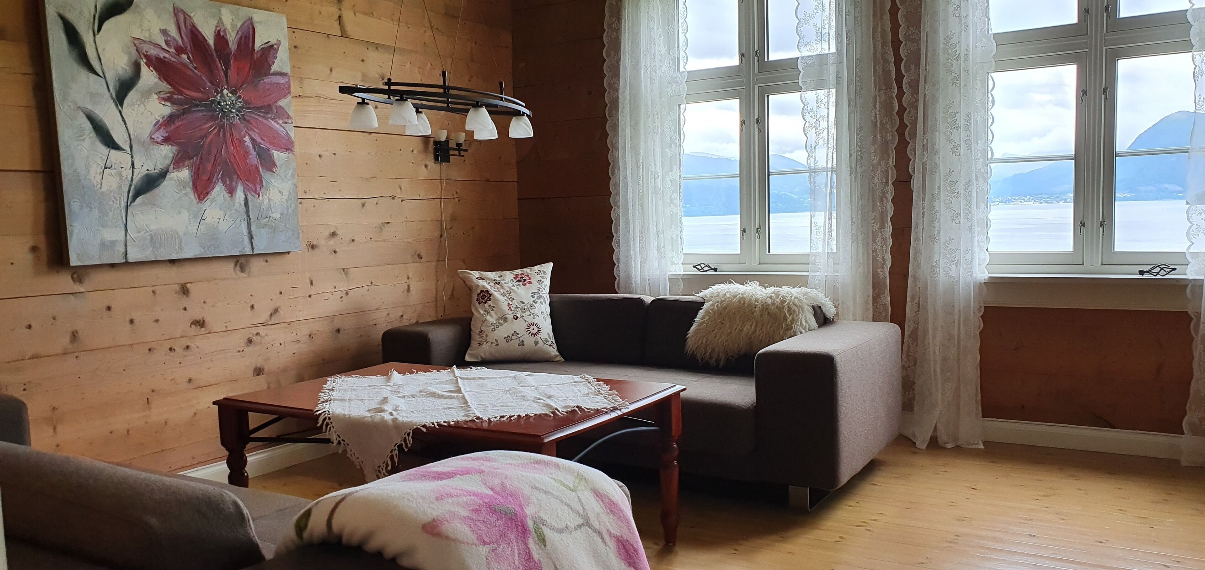 Småhus – premium, 4 soverom, terrasse, sjøvendt | Oppholdsrom | En 42-tommers Flatskjerm-TV med digitale kanaler samt TV og peis