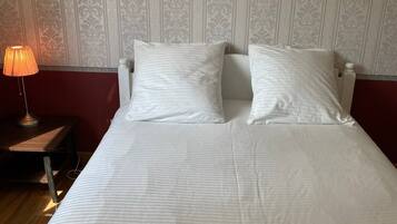 2 bedrooms, travel crib, WiFi, bed sheets