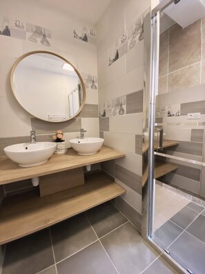 Douche, serviettes fournies