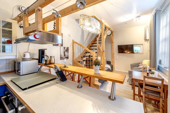 Interior - The open plan maisonette apartment extends over two floors in the back house (Lüneburg)