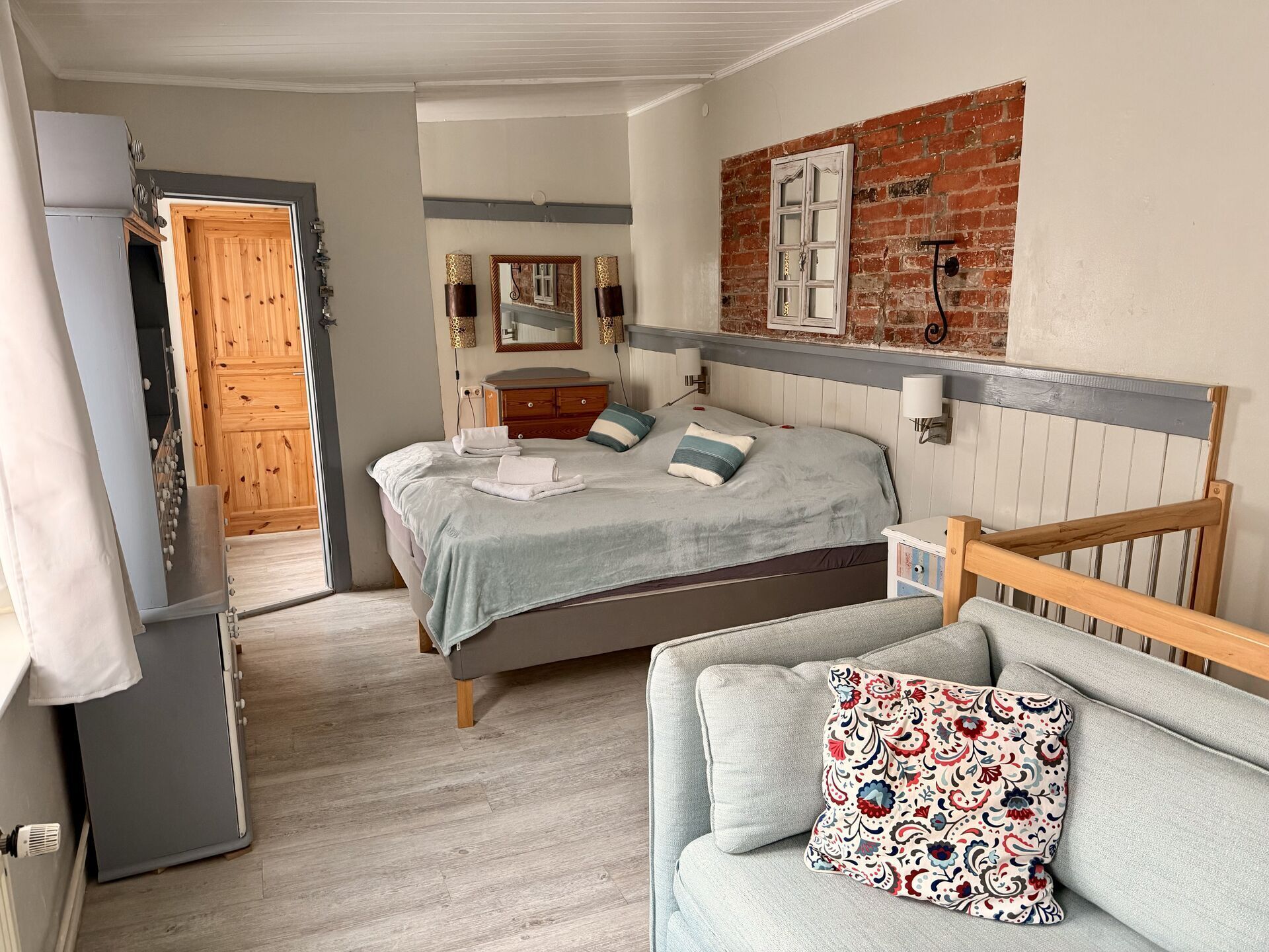 1 chambre, fer et planche à repasser, lit de bébé portatif