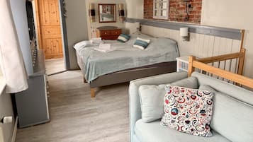 1 chambre, fer et planche à repasser, lit de bébé portatif