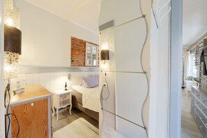 1 bedroom, iron/ironing board, travel crib, free WiFi - The open plan maisonette apartment extends over two floors in the back house (Lüneburg)