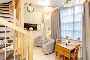 Interior - The open plan maisonette apartment extends over two floors in the back house (Lüneburg)