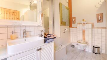 Regadera, secadora de cabello, toallas, jabón