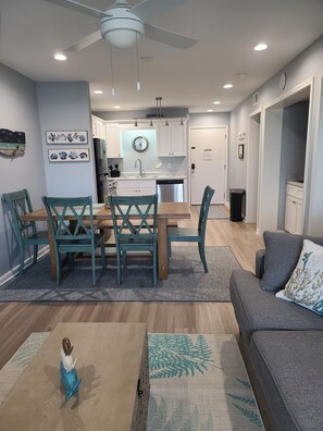 Smart TV - 2 Br, 2 Ba Condo with views of the Gulf of Mexico (Gulf Shores)