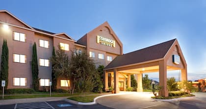 Great Value! Cozy King Suite | Complimentary Breakfast + Shared Outdoor Pool