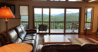 Beautiful Mount Mitchell Home - Stunning views, decks & hot tub & endless hikes