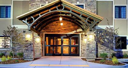 King Suite. Free Breakfast Buffet. Pool, Hot Tub & Waterslide. Great for Business Travelers!