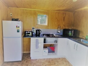 Refrigerador, microondas, parrilla de estufa y tetera eléctrica