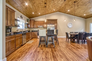 Dining - Location! Location! Best Views in the Smokies! Sleeps 10 (Gatlinburg)