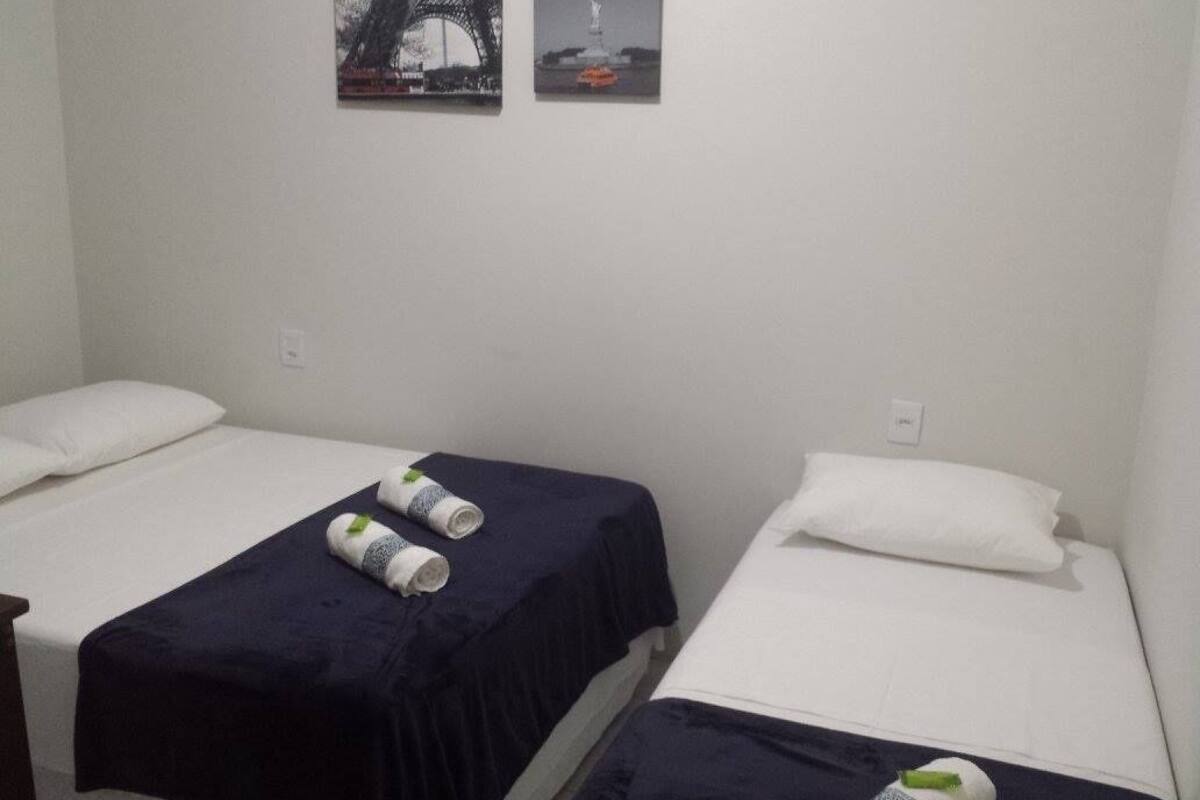 Habitación triple clásica | Minibar, cortinas opacas, wifi gratis y ropa de cama