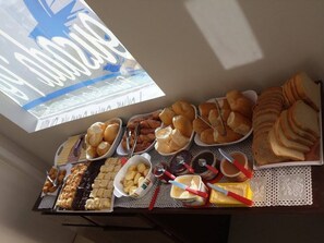 Free daily continental breakfast  - Pousada Porto Dos Ventos (Penha)