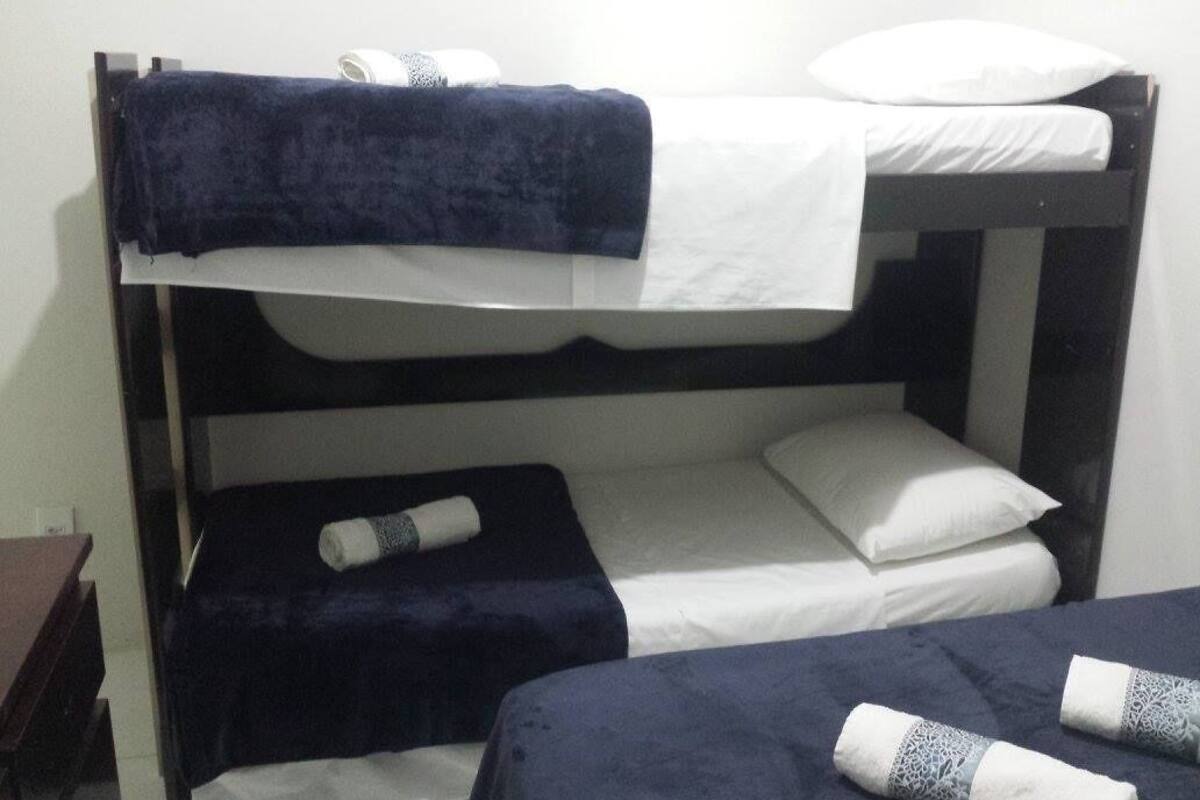 Habitación cuádruple clásica | Minibar, cortinas opacas, wifi gratis y ropa de cama