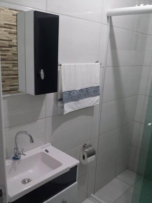 Douche, sèche-cheveux, serviettes fournies, savon