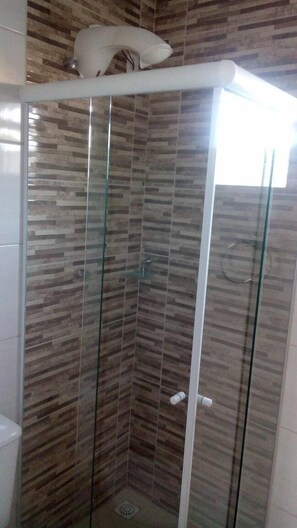 Shower, hair dryer, towels, soap - Pousada Porto Dos Ventos (Penha)