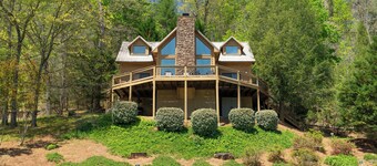 Cozy Rustic Cabin with Wonderful Views of the Smoky Mountains 