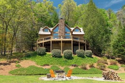 Cozy Rustic Cabin with Wonderful Views of the Smoky Mountains