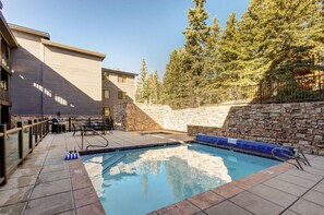 Et oppvarmet basseng