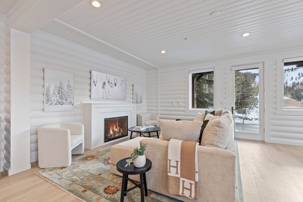 Een televisie, een open haard, een dvd-speler en een stereo