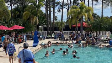 Utendørsbasseng og et oppvarmet basseng