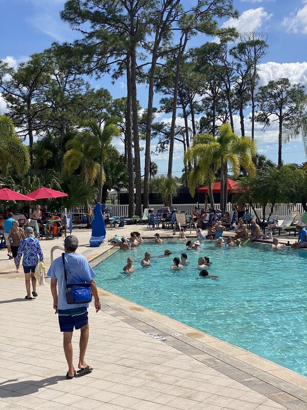 Alberca al aire libre y alberca climatizada